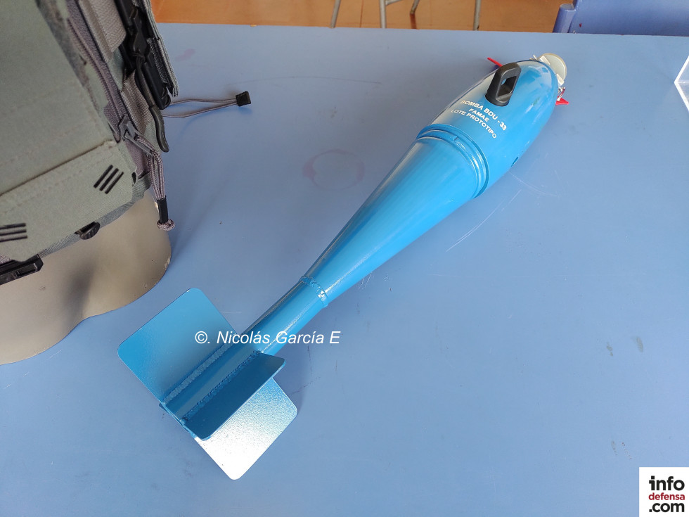 Prototipo de bomba BDU 33 de Famae presentada en Innovapolinav 2023 Firma Nicolás García
