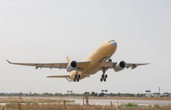 El primer avión cisterna A330 MRTT francés alza el vuelo