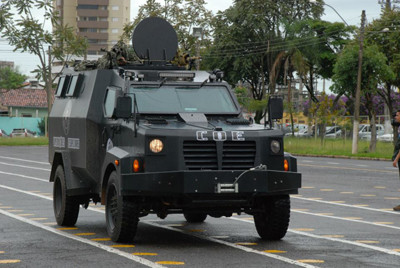 Um Carro De Polícia Azul Militar Blindado Enorme Em Kampala Foto Editorial  - Imagem de controle, defesa: 149291591