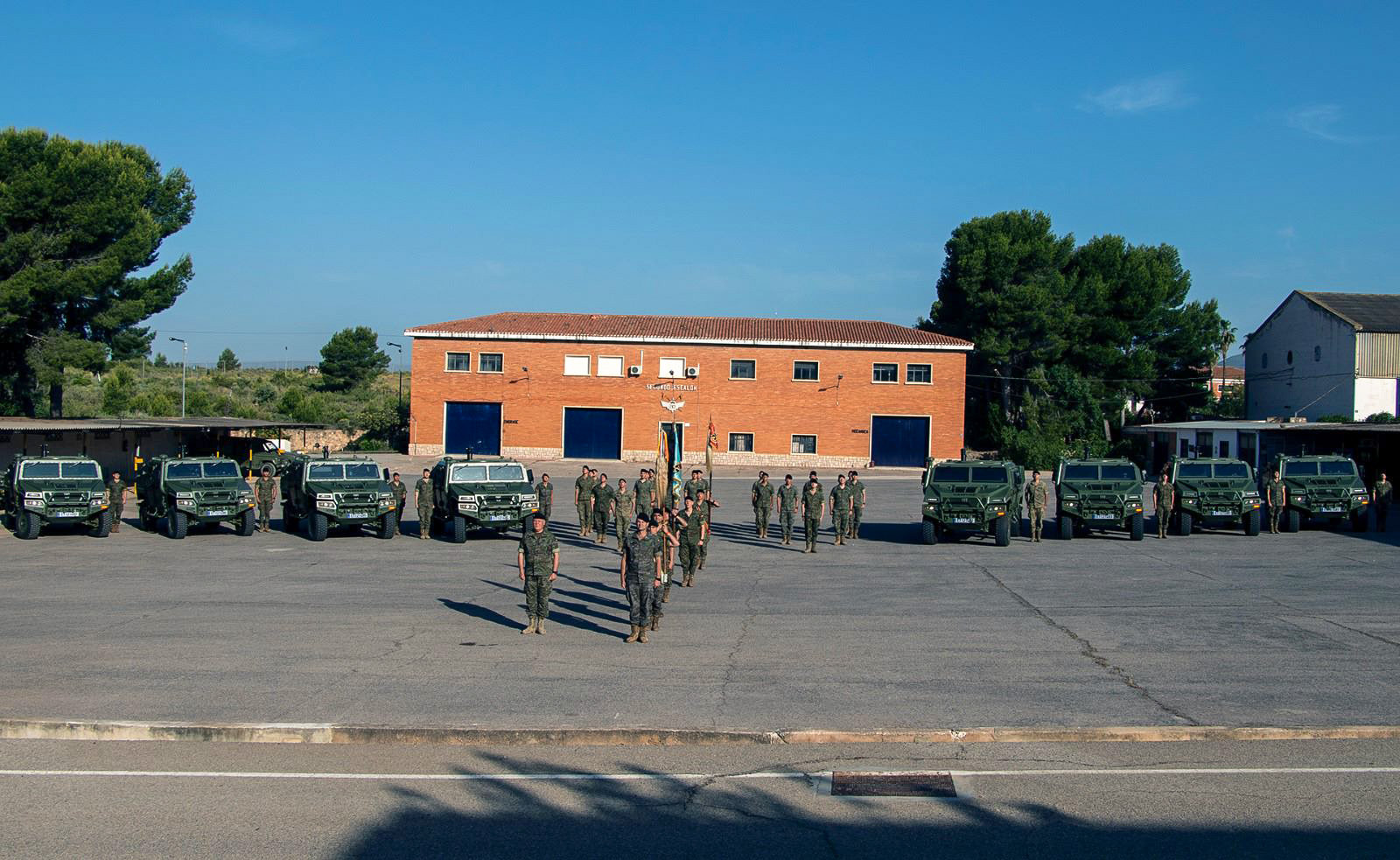 La Brigada Paracaidista recibe nuevos vehículos Vamtac ST5 cazacarros