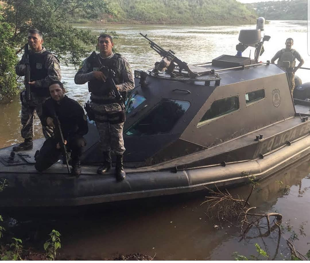 Exército Brasileiro 🇧🇷 on X: As embarcações do #Exército transportam  insumos para as obras de implantação de via de trafegabilidade do 4º  Pelotão Especial de Fronteira, tropa que participa da segurança da