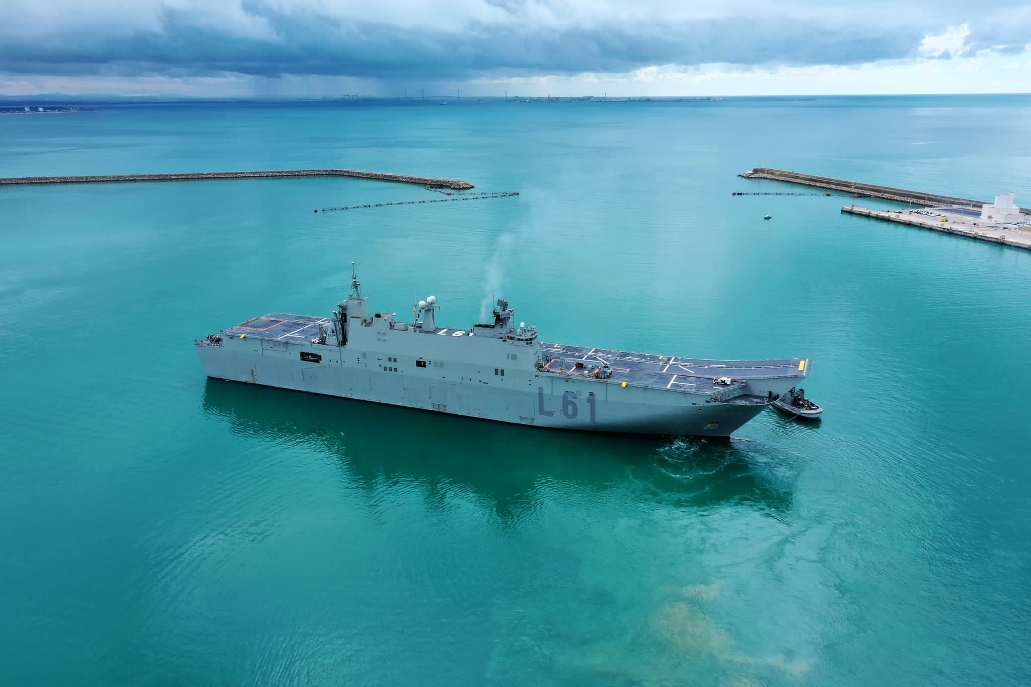 El LHD Juan Carlos I y los cazas Harrier de la Armada patrullarán dos