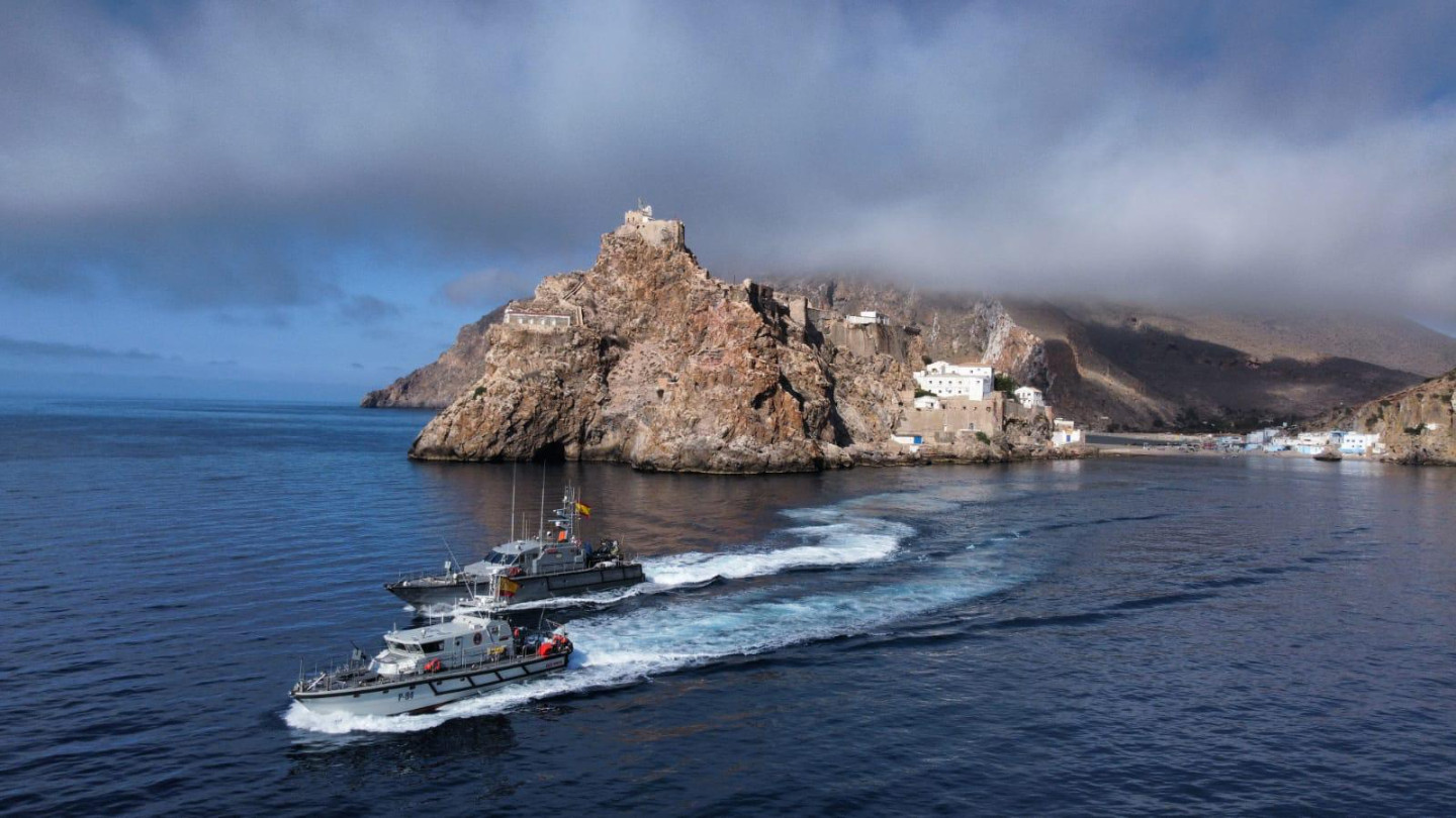 Los patrulleros Isla de León e Isla Pinto de la Armada navegan juntos