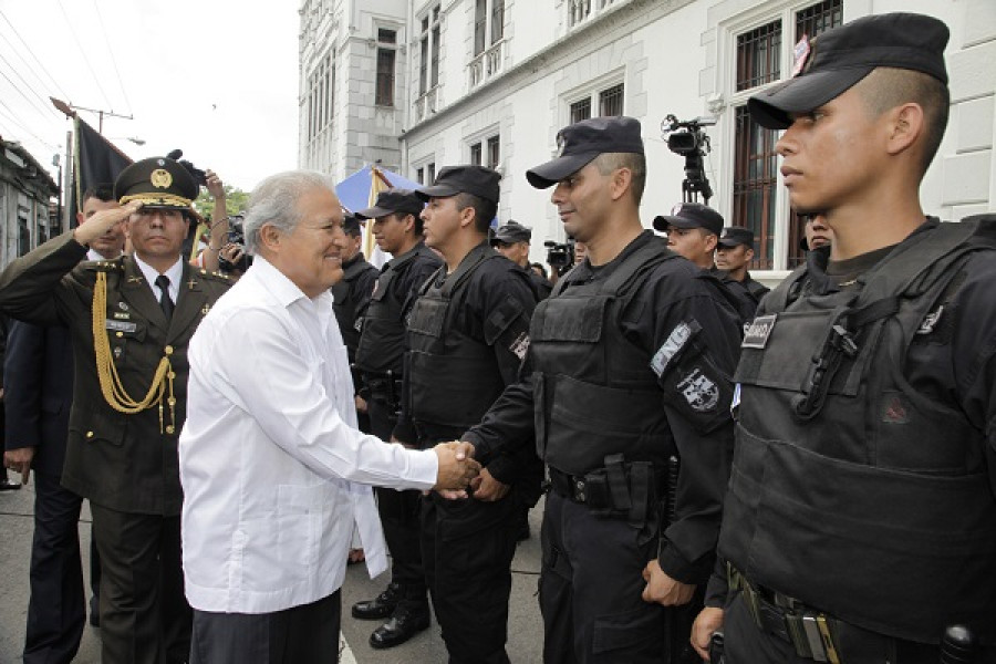 El presidente Sánchez Cerén saluda a miembros de la Policía Nacional Civil. Foto: Presidencia de El Salvador.