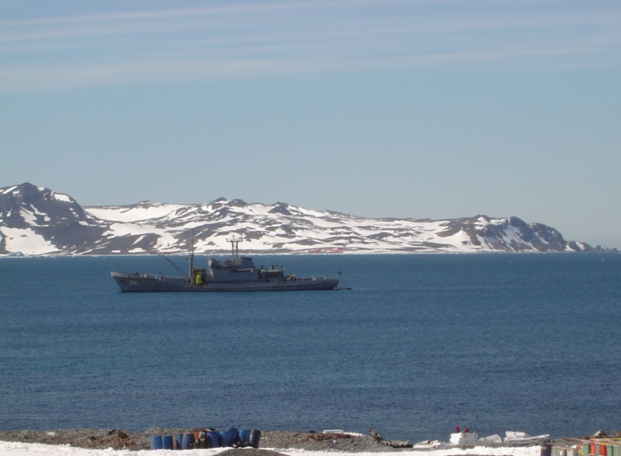 ROU 26 Vanguardia operando en la Antártida Foto: Armada Uruguay
