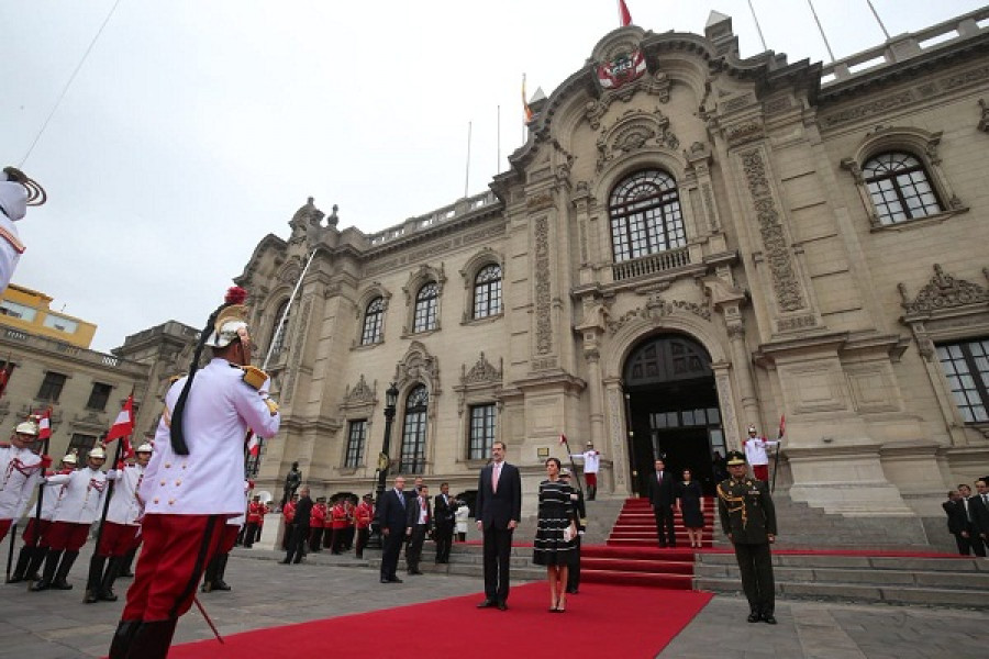 El rey Felipe VI y la reina Letizia reciben honores militares en el Palacio de Gobierno del Perú. Foto: Presidencia del Perú