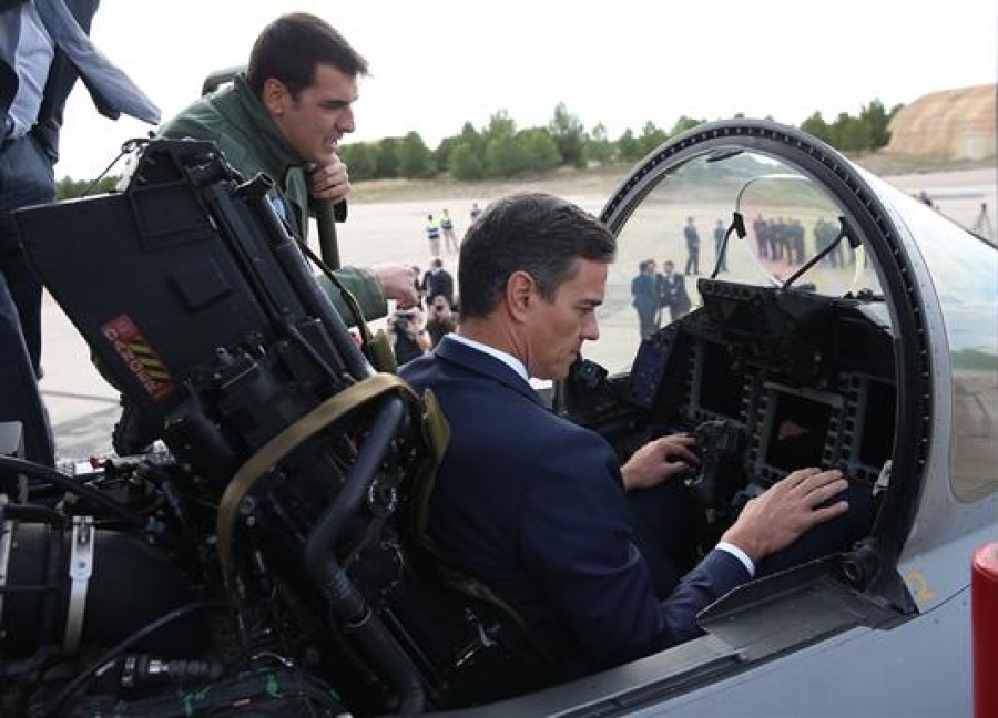 Sánchez a los mandos de un Eurofighter. Foto: La Moncloa