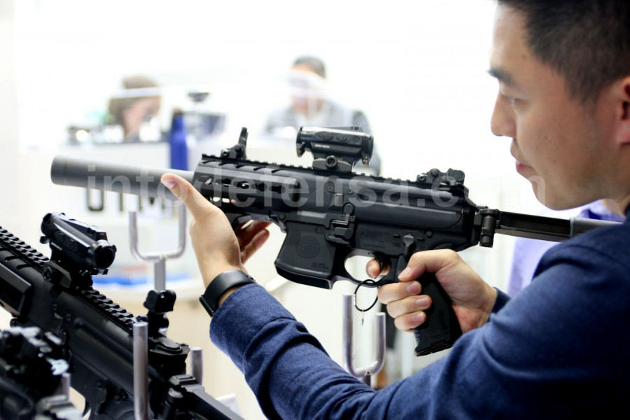 Arma de Sig Sauer en una exhibición de la industria de defensa. Foto: Ginés Soriano Forte  Infodefensa.com