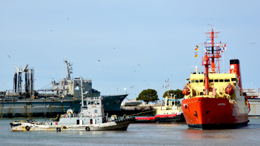 El Austral´ en Puerto Belgrano. Foto: Armada Argentina.