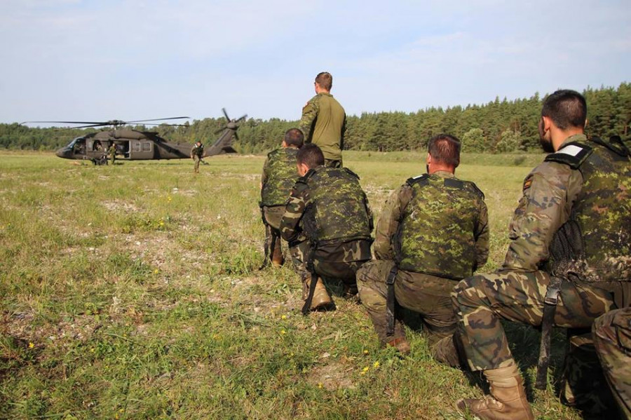 Ejercicio en Letonia del contingente español con Black Hawk de EEUU. Foto: EMAD