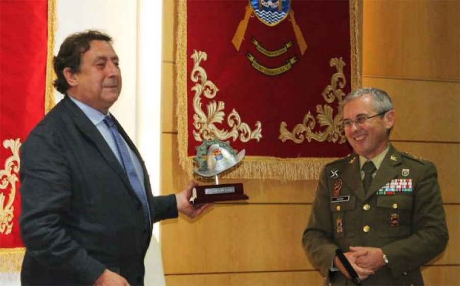 El general Dacoba entre un premio al periodista Alfonso Ussía. Foto: Ejército de Tierra