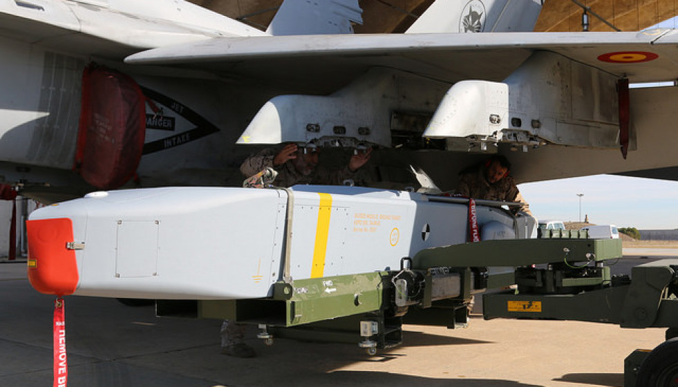 Integración del misil Taurus en un F-18. Foto: Ejército del Aire