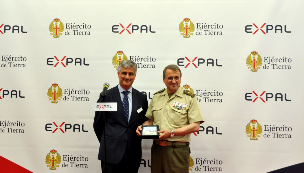 El director de Expal, Pedro Sallent, y el jefe del MALE, general Pardo de Santayana. Foto: Expal