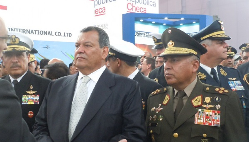 El ministro Jorge Nieto acompañado del comandante del Ejército, general Luis Ramos Hume. Foto: Carlos E. Hernández  Infodefensa.com.