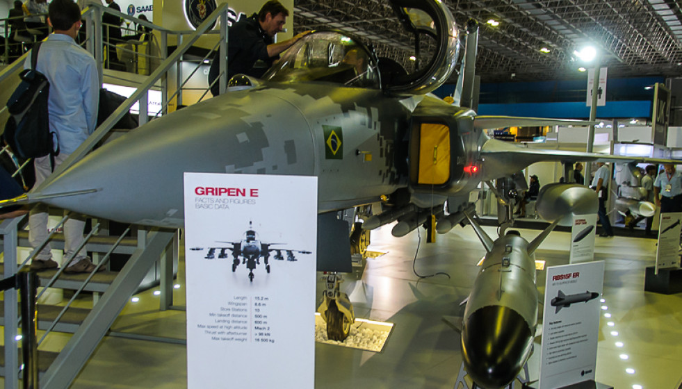 O mock-up do Gripen E exposto na LAAD defence and Security 2017. Foto: Roberto Caiafa