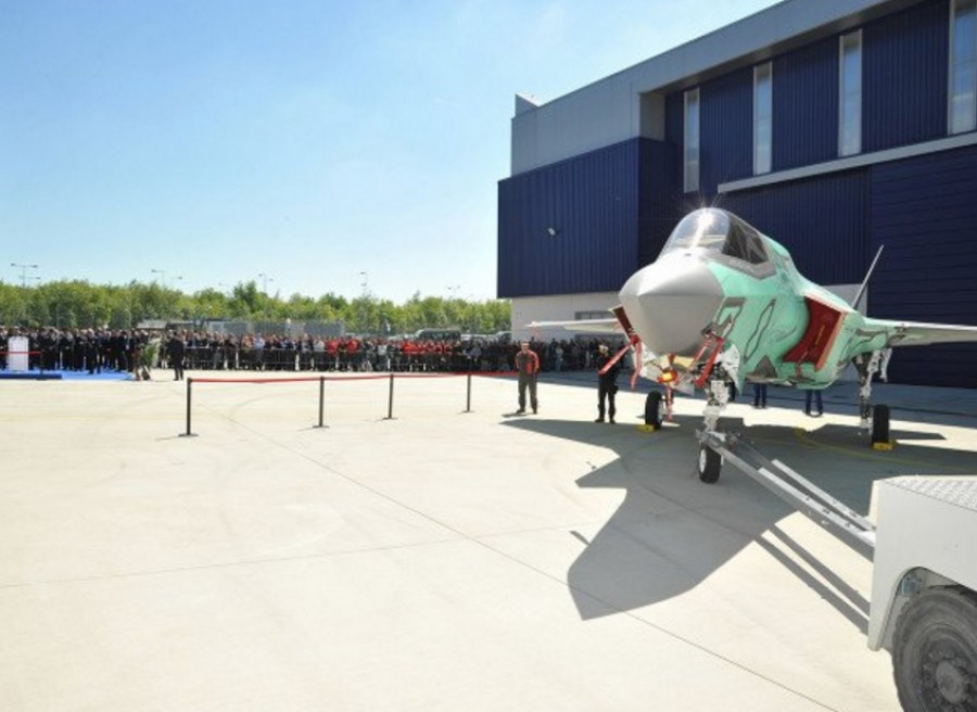 Salida de la planta de montaje del primer F-35B italiana. Foto: Ministerio de Defensa de Italia
