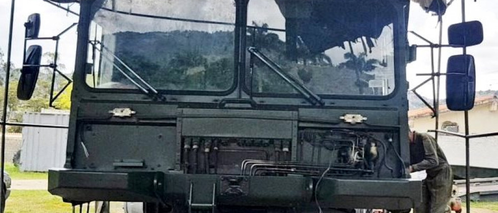Trabajos en la cabina de un vehículo del sistema Leguan. Foto:  61ª Brigada de Ingenieros