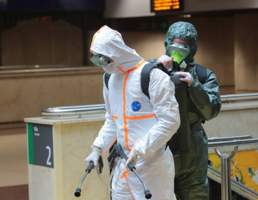 Dos militares desinfectación una estación de tren en Madrid. Foto: Ministerio de Defensa