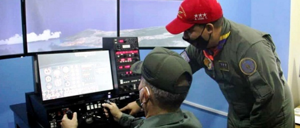 El ministro de la Defensa es instruido en el manejo de los simuladores. Foto: Prensa FANB