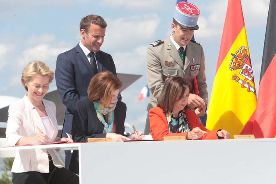 Firma del acuerdo del FCAS en París. Foto: MDE