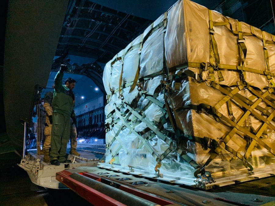 Descarga del material del A400M en la base de Torrejón. Foto: Ministerio de Defensa