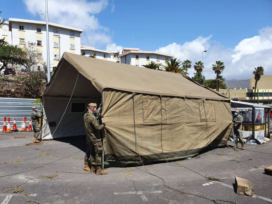 Efectivos del Ejército levanta un hospital de campaña. Foto: Ministerio de Defensa