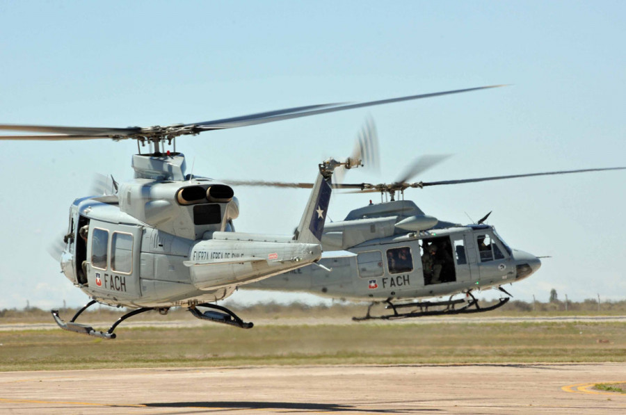 En 2012 dos Bell 412EP de la FACh cruzaron la Cordillera de Los Andes para el ejercicio. Foto: FACh
