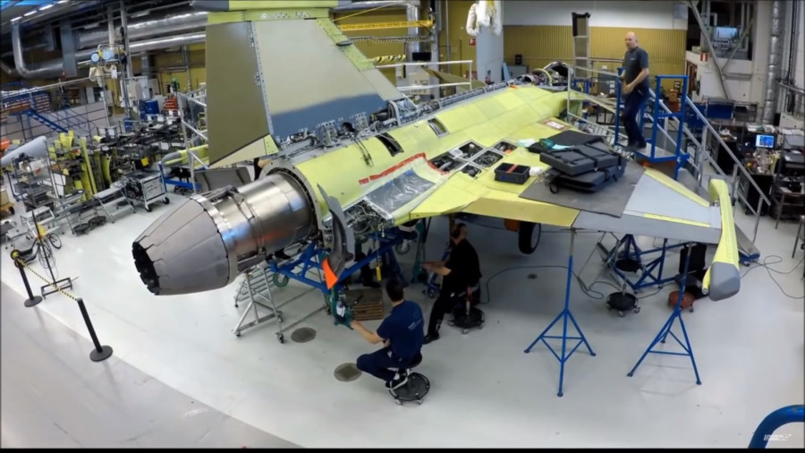 O motor do primeiro Gripen brasileiro sendo instalado na Suécia.