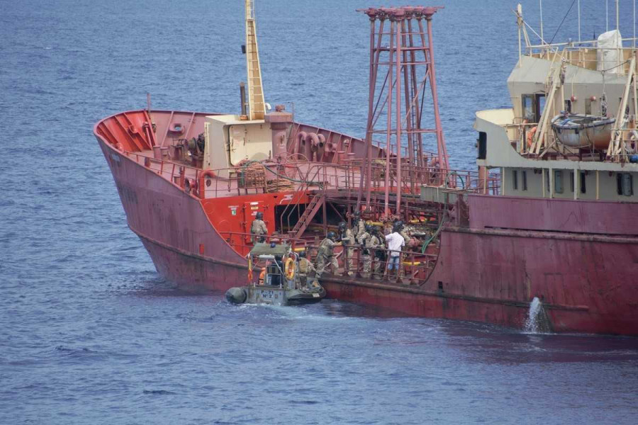 Llegada de un equipo operativo del Serviola al buque mercante nigeriano. Foto: Armada española