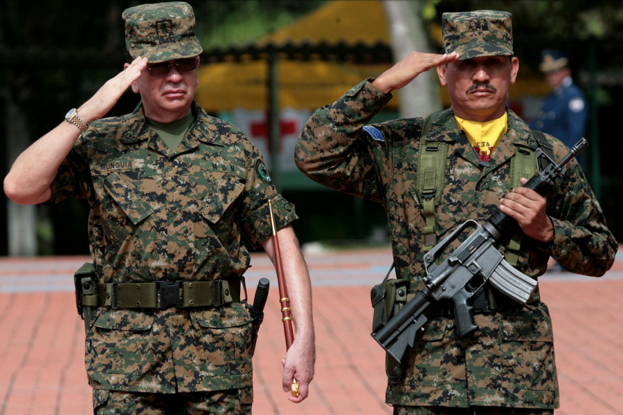 El ministro de Defensa de El Salvador, general David Munguía izquierda. Foto: Ministerio de Defensa de El Salvador.