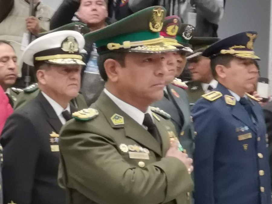 El general Vladimir Calderón en el acto de juramentación. Foto: Agencia Boliviana de Información.