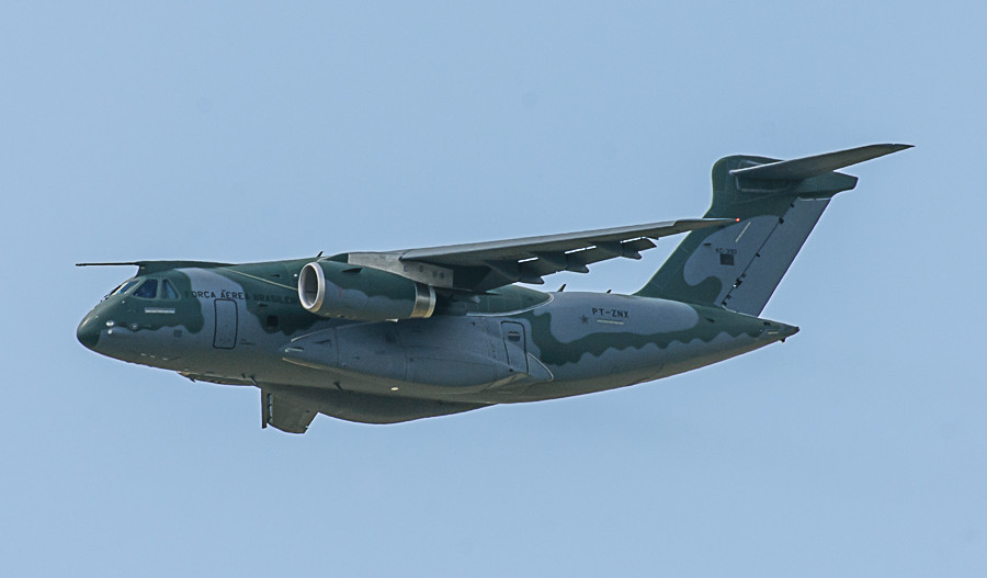 El primer KC-390 de la FAB se presenta en vuelo en Le Bourget.