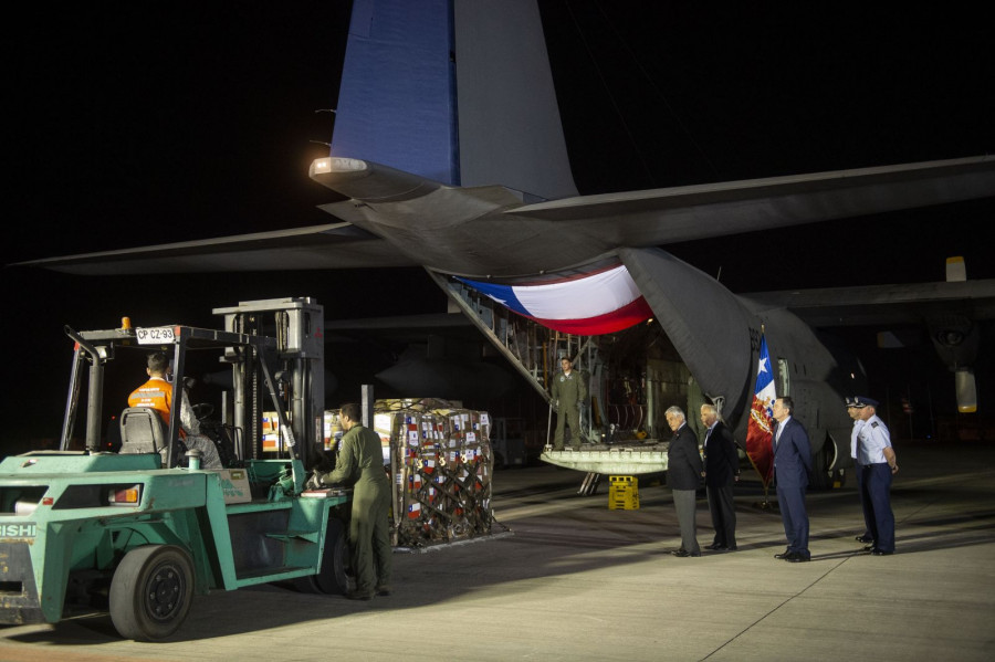 El presidente Piñera inspecciona el proceso de carga del KC-130R de la FACh. Foto: Dirección de Prensa, Presidencia de Chile