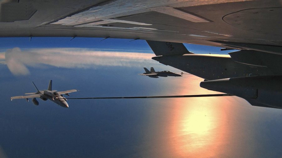 Repostaje de un F-18 desde el CHT de un A400M. Foto: Airbus