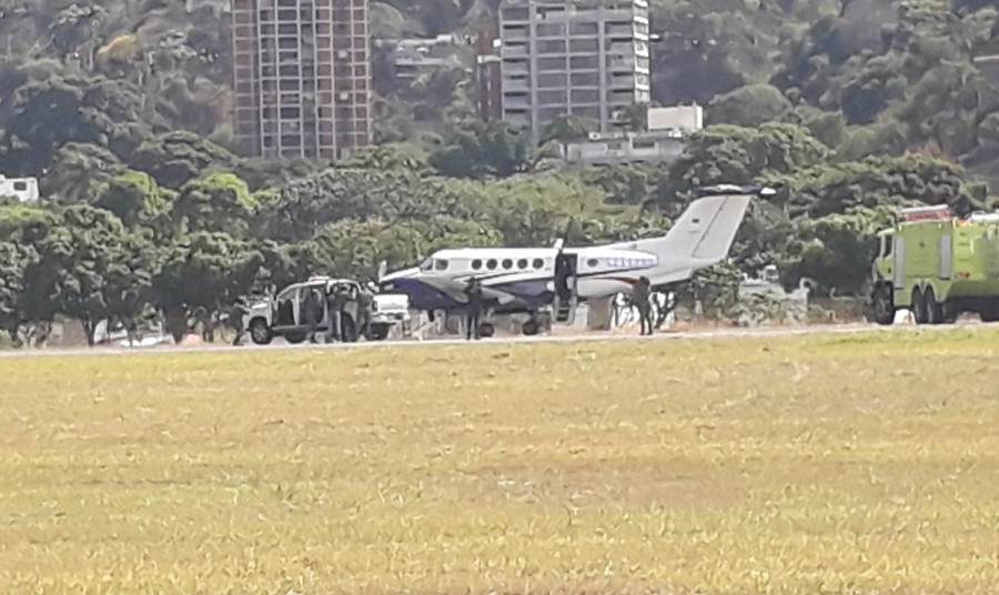 Inmovilización de un avión en la pista de la base aérea Miranda de Caracas. Foto: Aviación Militar de Venezuela.