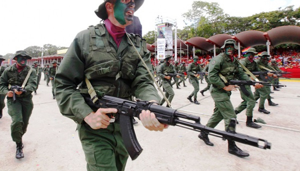 Soldados portando fusiles Kalashnikov AK-103 que comenzarían a fabricarse en Venezuela en 2019. Foto: Agencia Venezolana de Noticias.