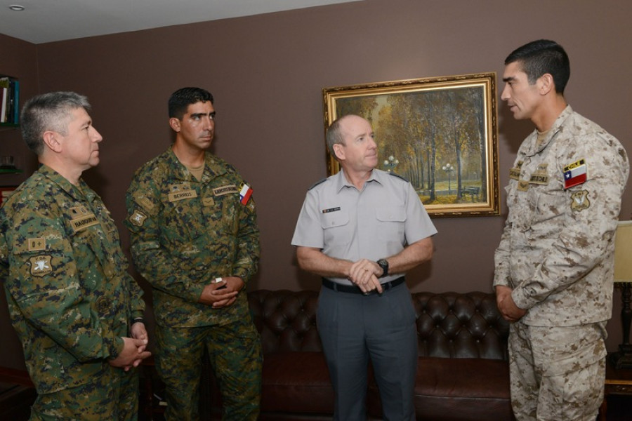 El general de la Cerda conversa con los cabos que representarán a la institución en Best Warrior 2019. Foto: Ejército de Chile