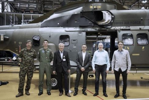 Entrega de un helicóptero Cougar suizo modernizado. Foto Ruag International