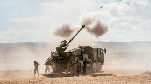 Pieza de artillería Atmos en acción. Foto Elbit Systems