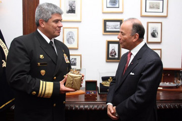 VicealmiranteManuelVasconesMorey jul2017 EmbajadorClaudioDelaPuenteRibeyro EntregaMniaturaBAPUnion MGP