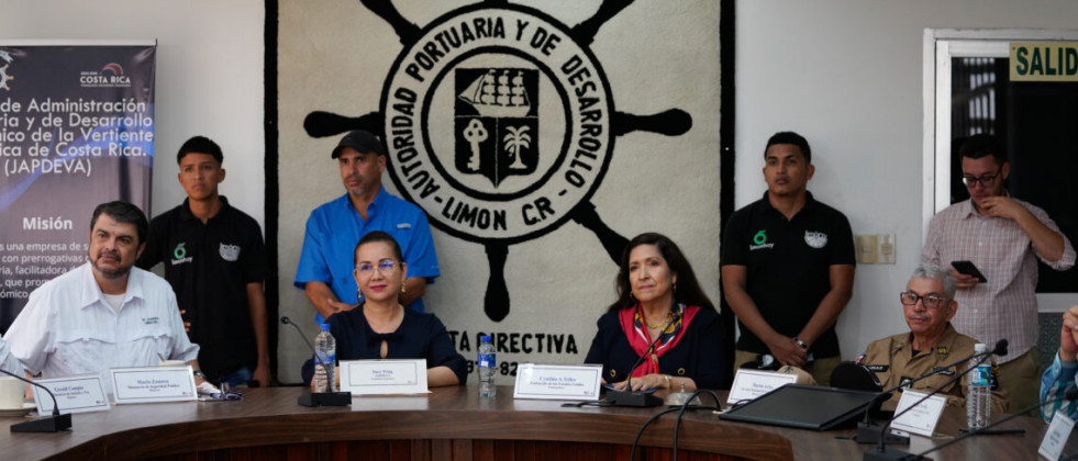 Firma de los acuerdos para la construcción por parte de EEUU de una estación de guardacostas en Costa Rica
