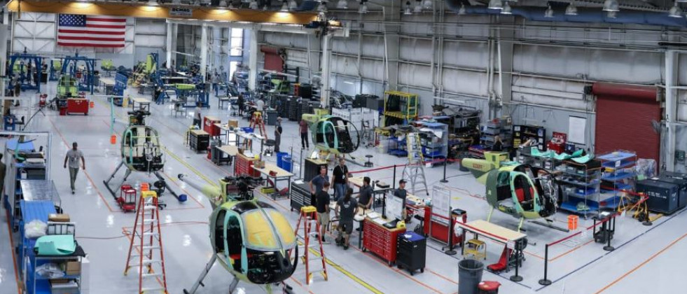 Helicóperos en producción en la planta de montaje de MD Helicopters. Foto. MDH