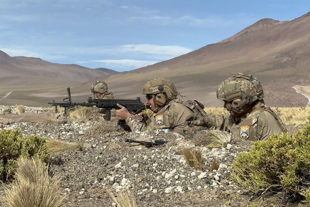 Efectivos de la Brigada Motorizada N1 Calama en una posición defensiva Firma Ejército de Chile