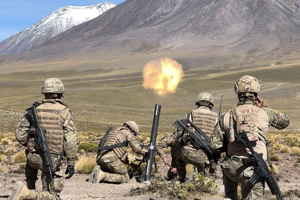 Disparo de mortero Soltam de 81 mm Firma Ejército de Chile
