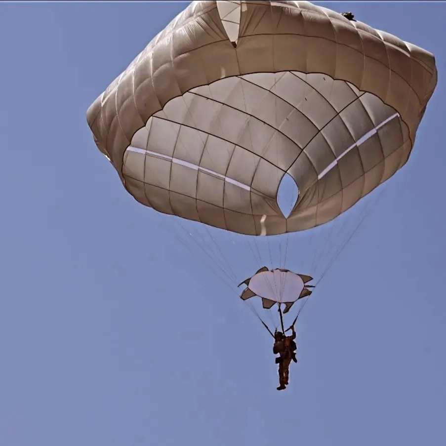 Salto con paracaídas T 11 desde un helicóptero Black Hawk de la FACh Firma Comando de Operaciones Especiales del Ejército de Chile 005