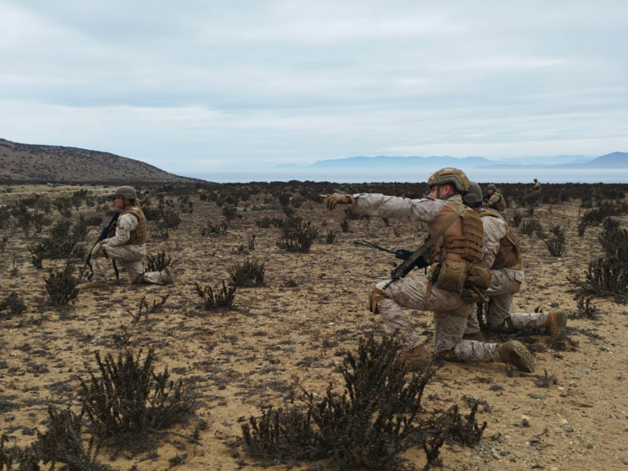 Soldados del Batallón de Infantería Motorizado del Regimiento N21 Coquimbo en la fase de pequeña unidad en Puerto Aldea. Firma II División Motorizada del Ejército de Chile