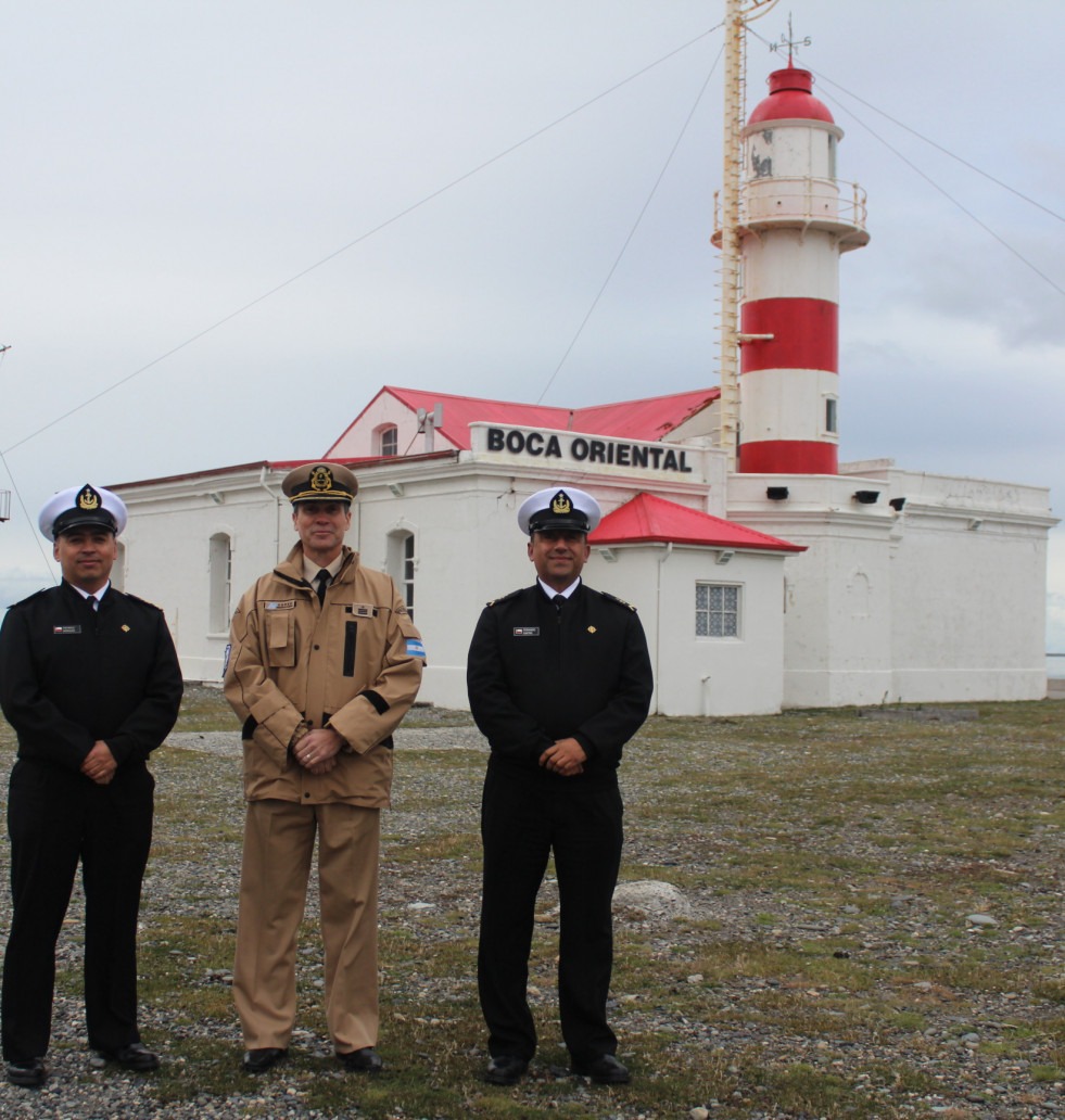 Prefecto principal Mauricio López de la Prefectura Naval Argentina visitando el faro Punta Delgada Firma Armada de Chile