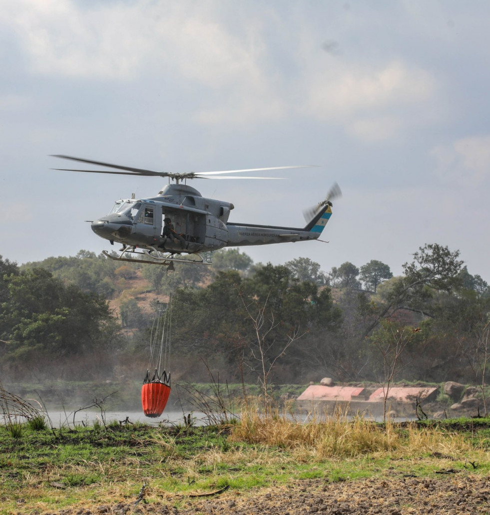 FAH combate incendios con sus Bell 412