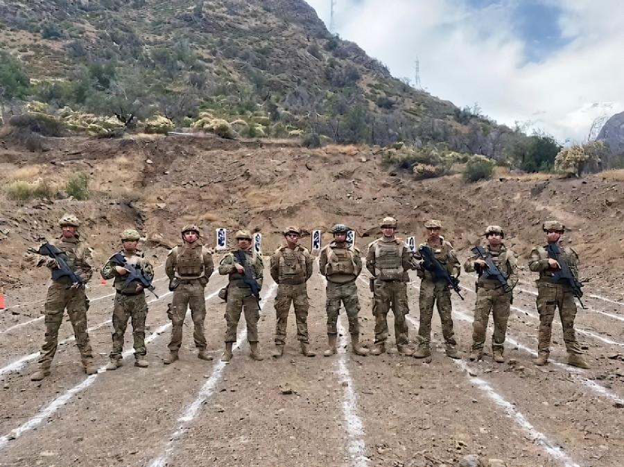 Capacitación de instructores del Curso de Montaña en tiro diurno y nocturno con equipo optrónico Firma Escuela de Montaña del Ejército de Chile