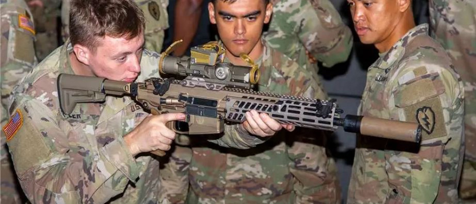 Soldados estadounidenses con un fusil de asalto MX7 durante una demostración en el verano de 2023. Foto. Sargento Alvin Conley   US Army